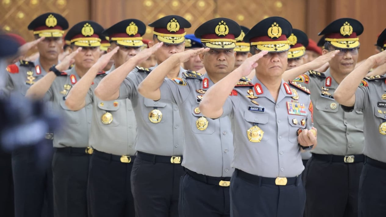 National Police Chief Officially Promotes Four Generals to Commissioner General