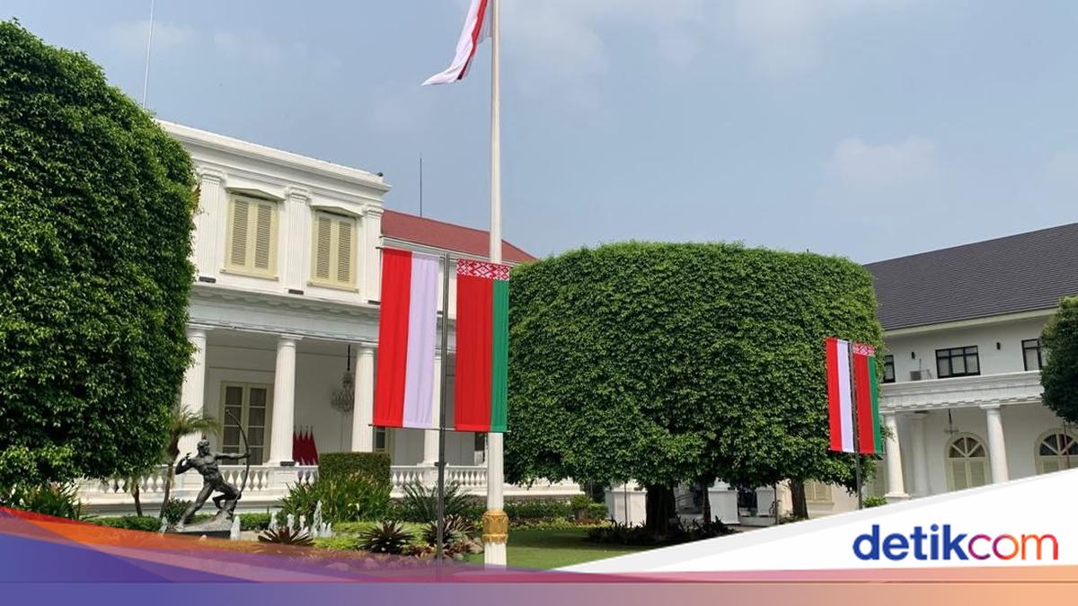 Palace Begins Preparations for Belarusian President Lukashenko's Arrival