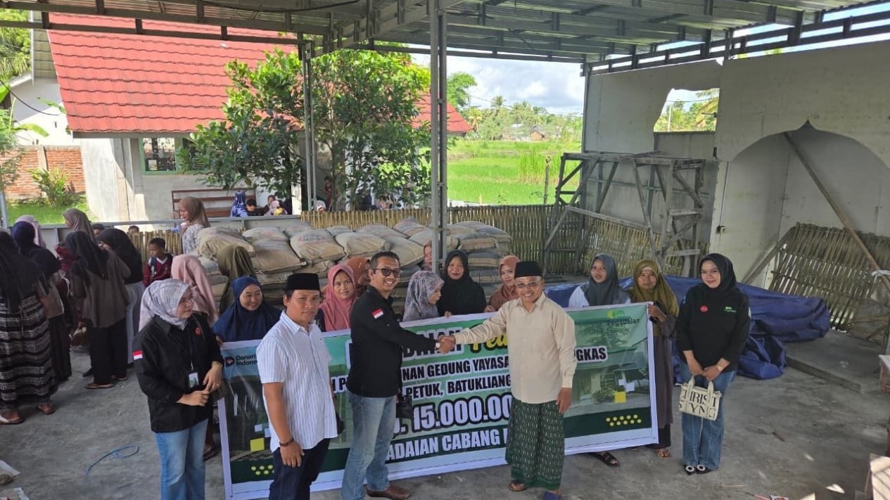 Pegadaian Praya Supports School Infrastructure Development and Introduces Gold Investment Early