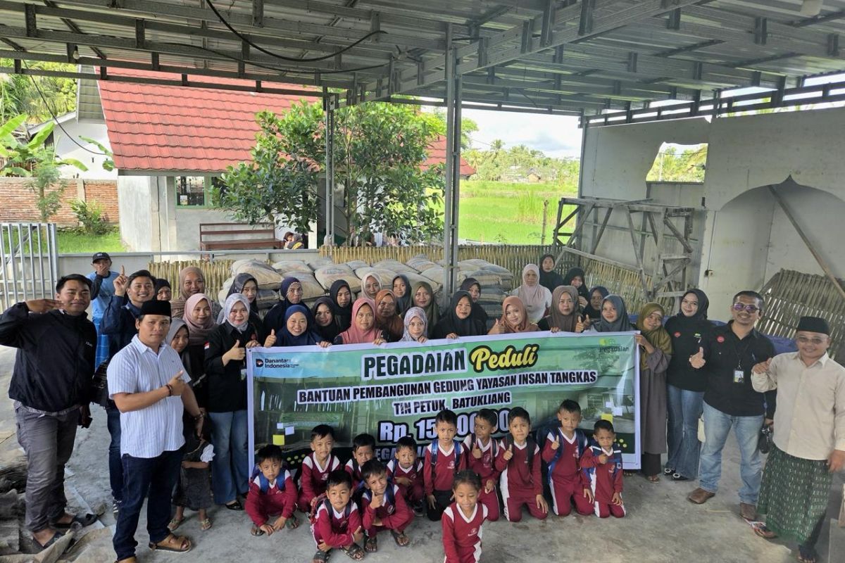 Pegadaian Praya Supports School Infrastructure and Introduces Early Gold Investment