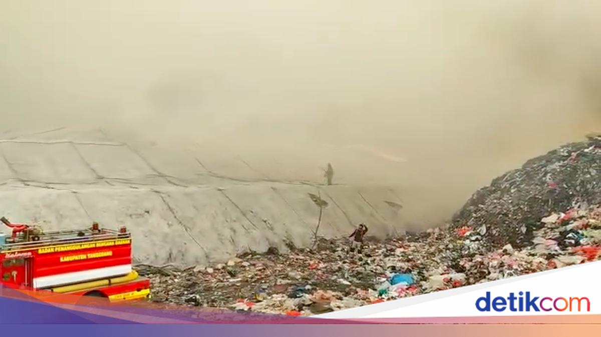 Firefighters Battle Jatiwaringin Landfill Blaze in Tangerang for Over 8 Hours