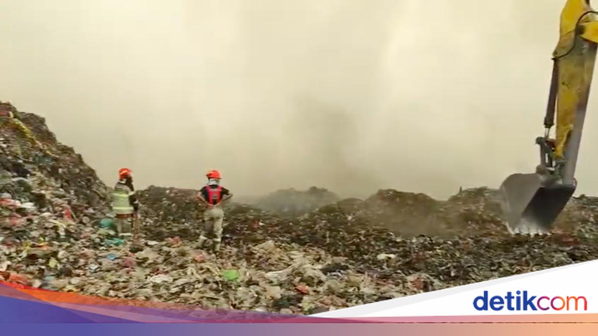 Tangerang BPBD Requests BNPB Helicopter to Extinguish Jatiwaringin Landfill Fire