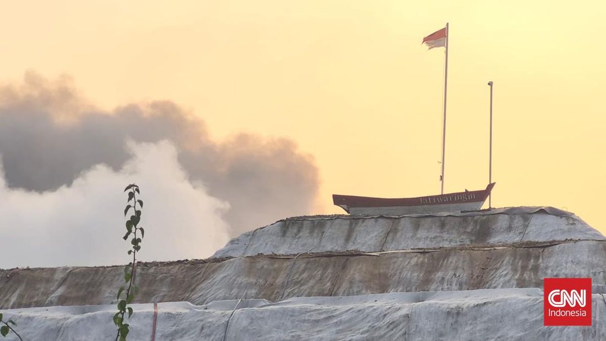 Jatiwaringin Landfill Fire Rages for 9 Hours, BPBD Requests Helicopter from BNPB