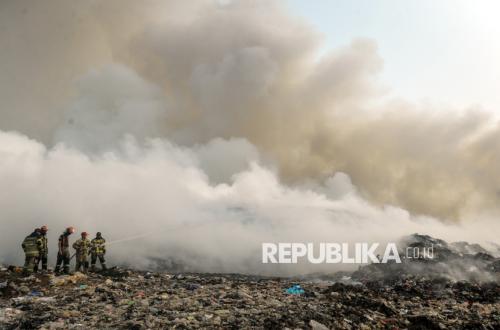 Firefighters Battle Blaze at Jatiwaringin Landfill in Tangerang