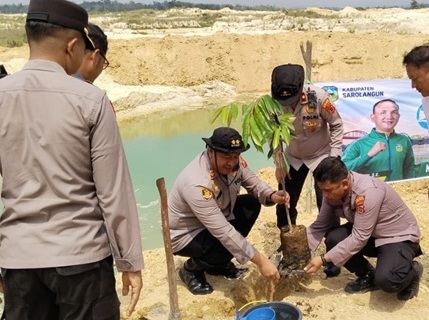 Sarolangun Police Reforest Former Illegal Gold Mine with 'Trees of Life' for Bhayangkara Day