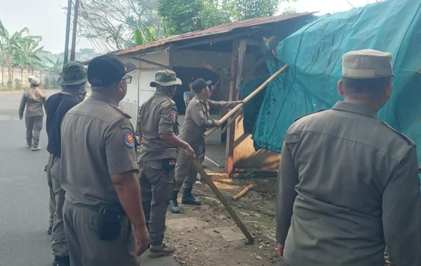 118 Illegal Street Vendor Stalls on Angke Riverbank in Kemang Demolished