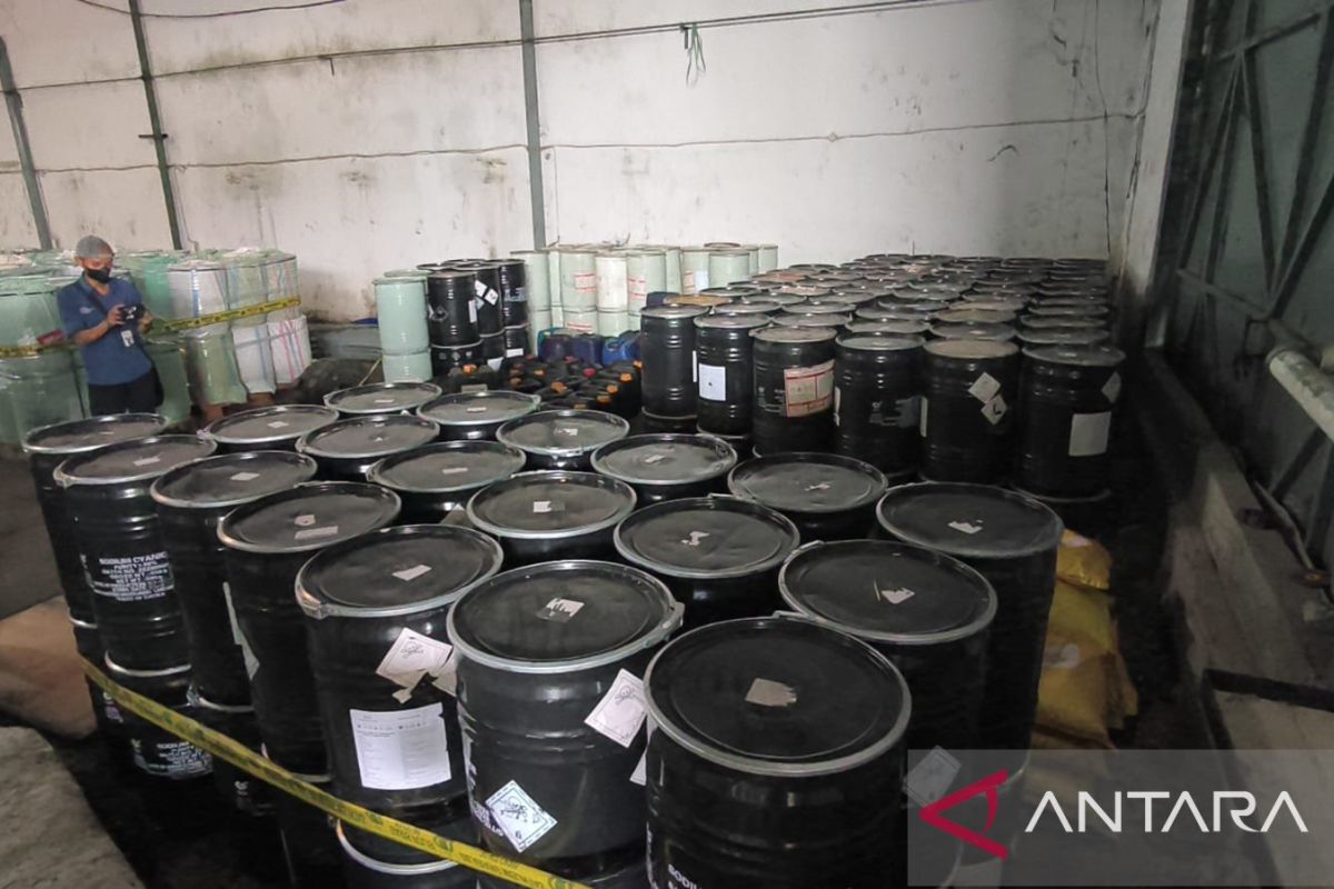 Police seize 18 tons of illegal cyanide bound for unlicensed mines