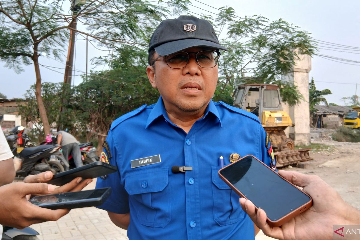 15 residents evacuated as smoke from Jatiwaringin landfill fire spreads