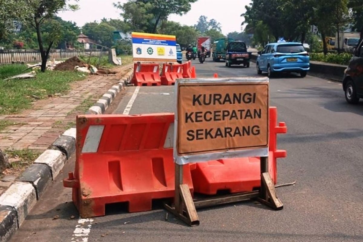 Safety Signs Added to Daan Mogot Road Excavation to Prevent Accidents