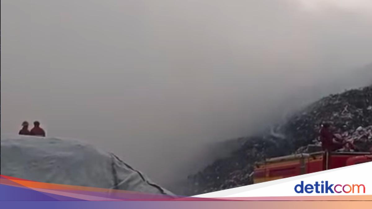 15 Residents Evacuated as Jatiwaringin Landfill Fire Spreads in Tangerang