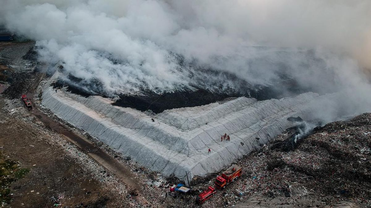 BPBD Says Extreme Heat Triggered Jatiwaringin Landfill Fire