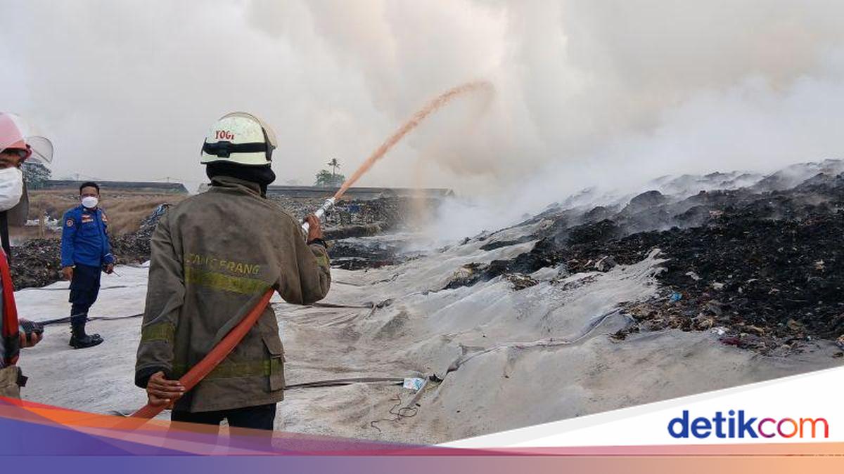 Jatiwaringin Landfill Firefighting Continues with BNPB Helicopter Support