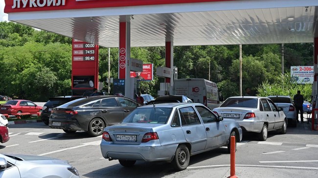 Fuel Crisis in Oil-Rich Russia Worsens: Record Prices and Dwindling Stocks