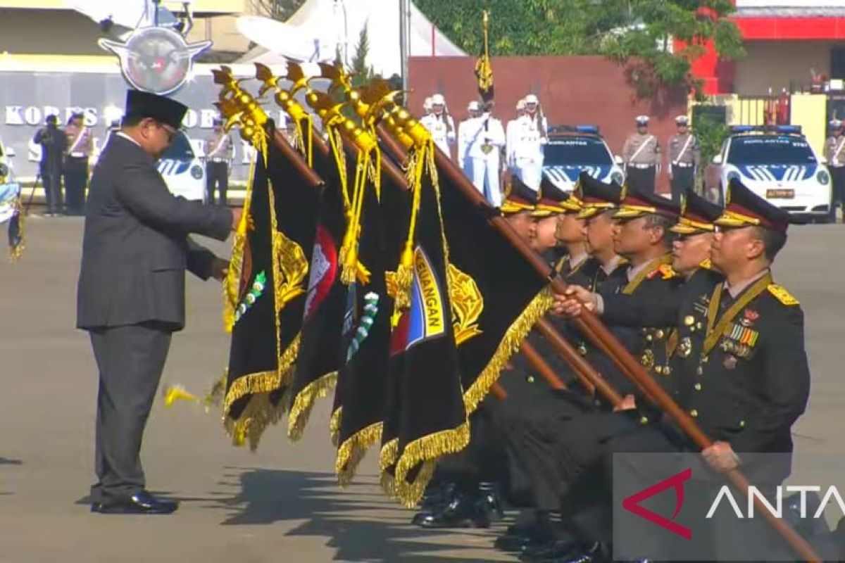 Prabowo Awards Honours to Police Units and Personnel