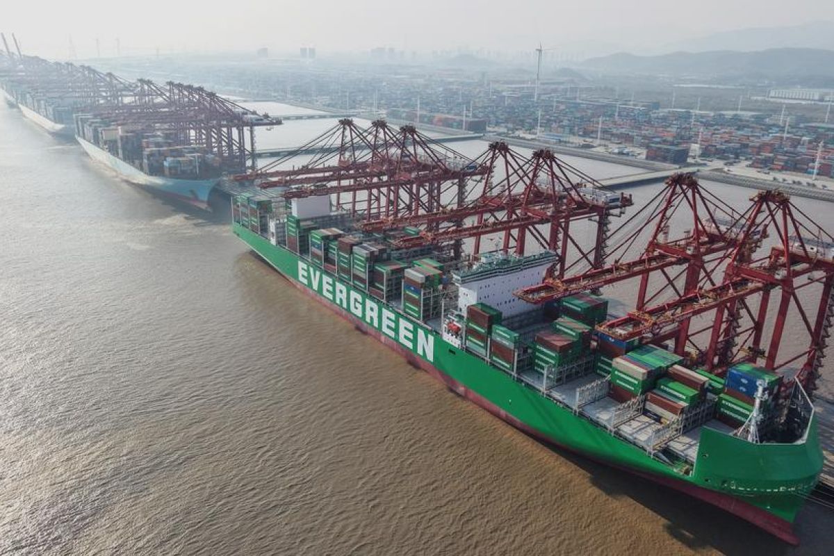 China holds eight of world's top 10 ports by cargo throughput