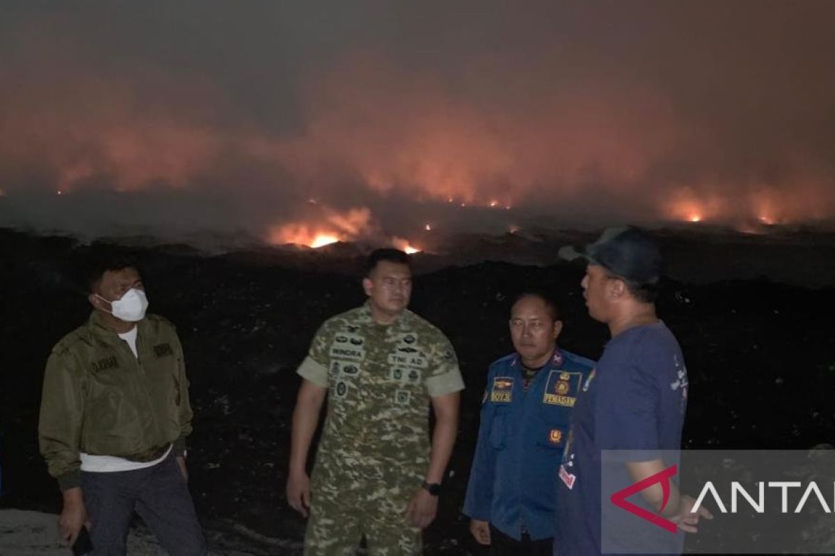 BNPB deploys helicopters to extinguish Jatiwaringin landfill fire