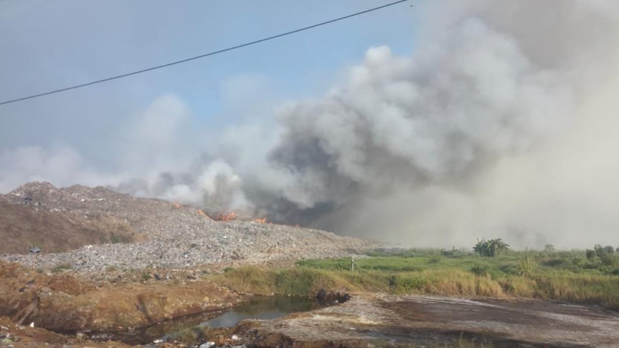 Jatiwaringin Landfill Fire Still Raging, BNPB Deploys Water Bombing Helicopters