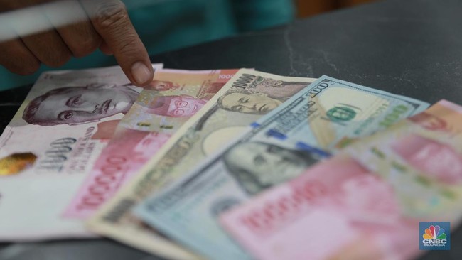 Asian Currencies Routed as Yen, Ringgit Tumble; Rupiah Hit Hardest