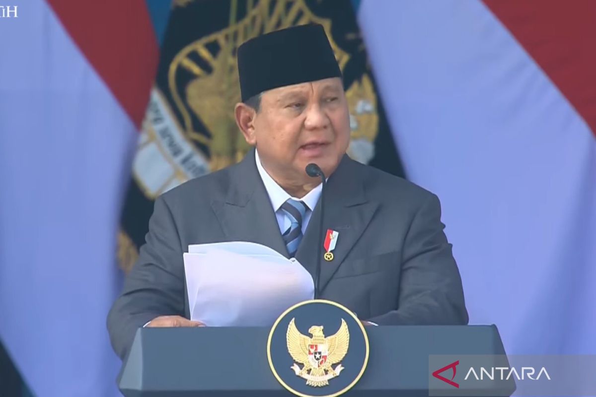 Prabowo stresses law must not serve group interests
