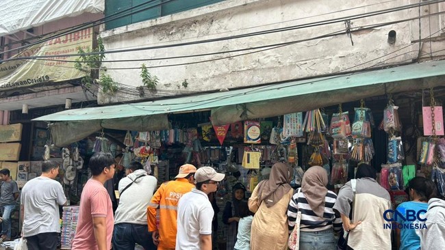 Asemka Market Suddenly Bustling Ahead of New School Year