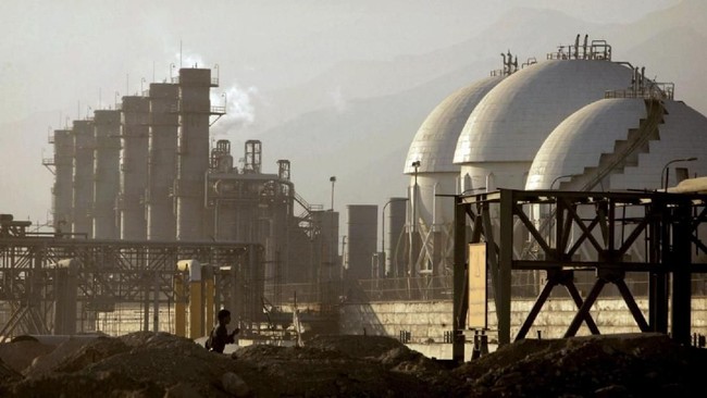 Oil Prices Edge Up as Market Awaits US Stock Data and Iran Talks