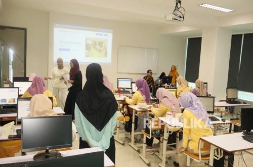 UNM Trains PKK Cadres to Manage Website, Accelerating Digital Transformation in Cipinang Melayu Sub-District