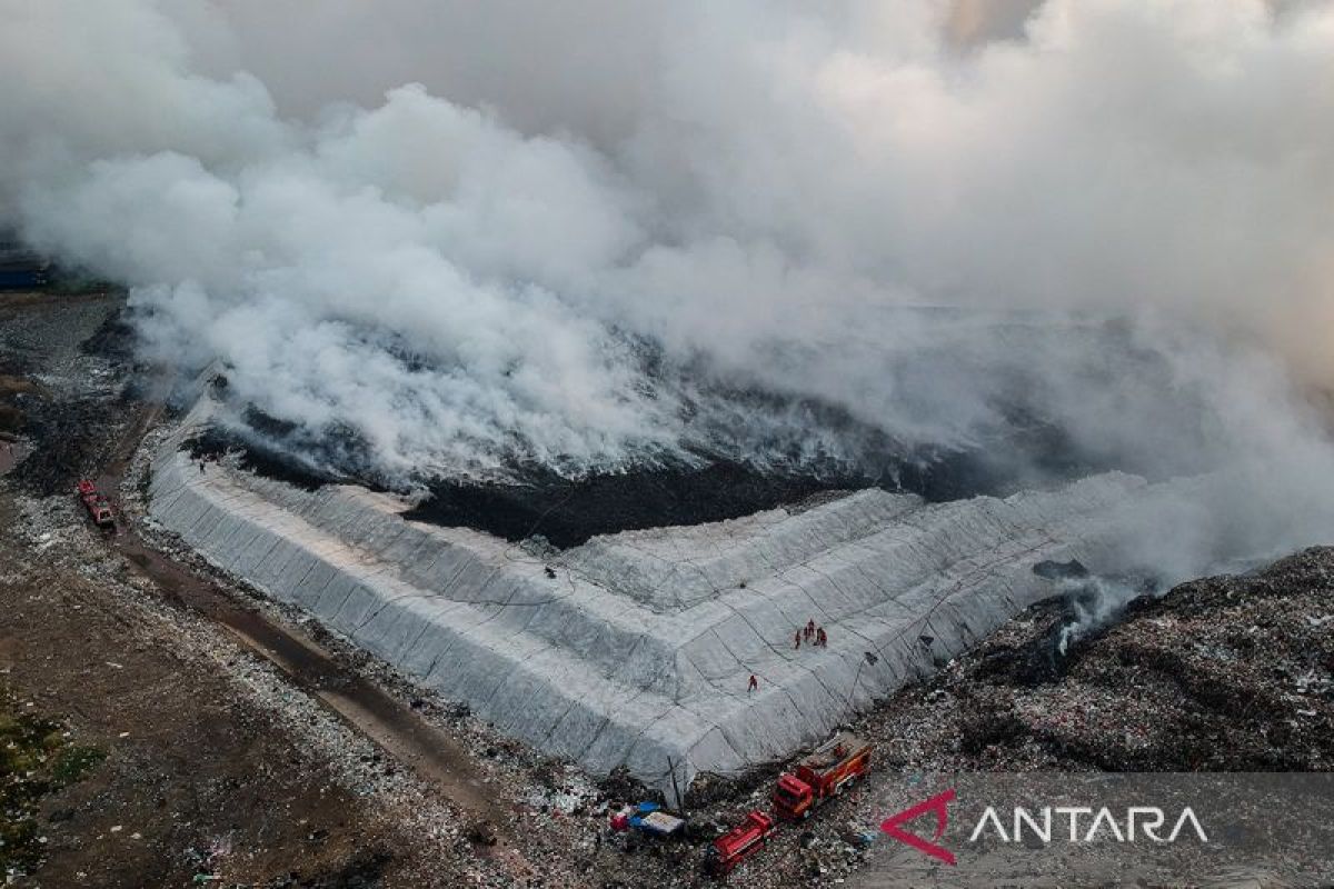 Tangerang declares emergency response status for Jatiwaringin landfill fire