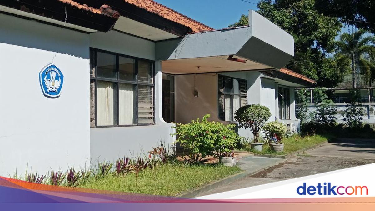 East Lombok Education Office Bans Schools from Selling Uniforms to New Students