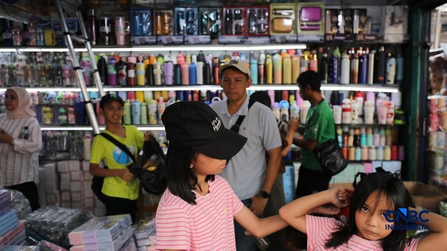 Asemka Market Rises from the Grave, Filled with Seasonal Traders and Buyers