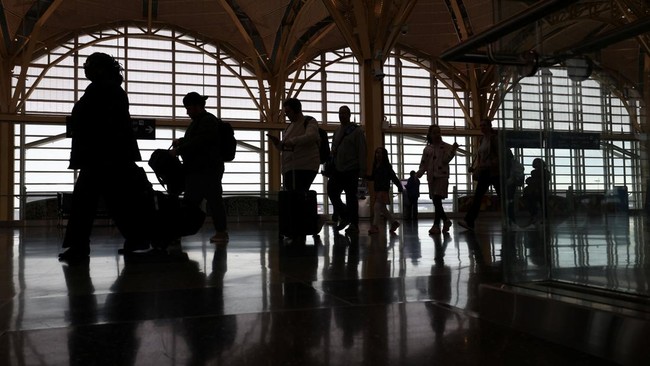 Expensive Flights and Weak Rupiah Reduce Indonesians Travelling Abroad