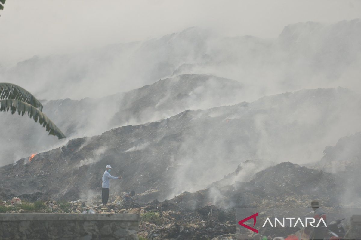 Two Water-Bombing Helicopters and Cloud Seeding Deployed to Extinguish Tangerang Landfill Fire