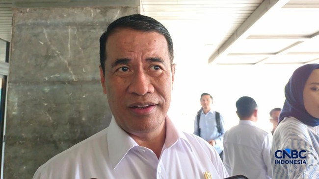 Amran Cuts Agriculture Ministry Officials' Performance Allowances by 30% to Aid Poultry Farmers