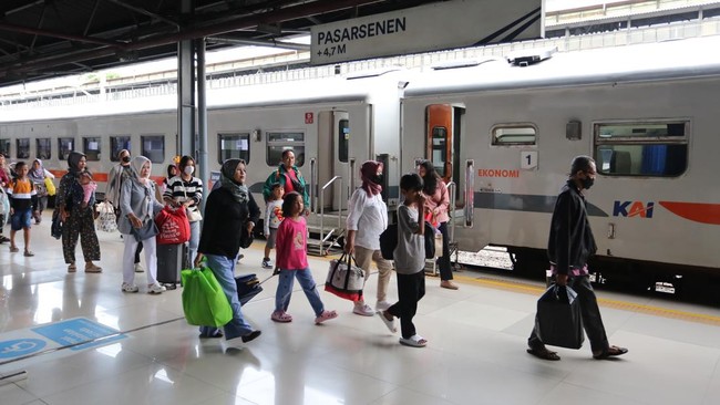 Passenger Numbers for Trains and Planes in Indonesia Slump in May 2026