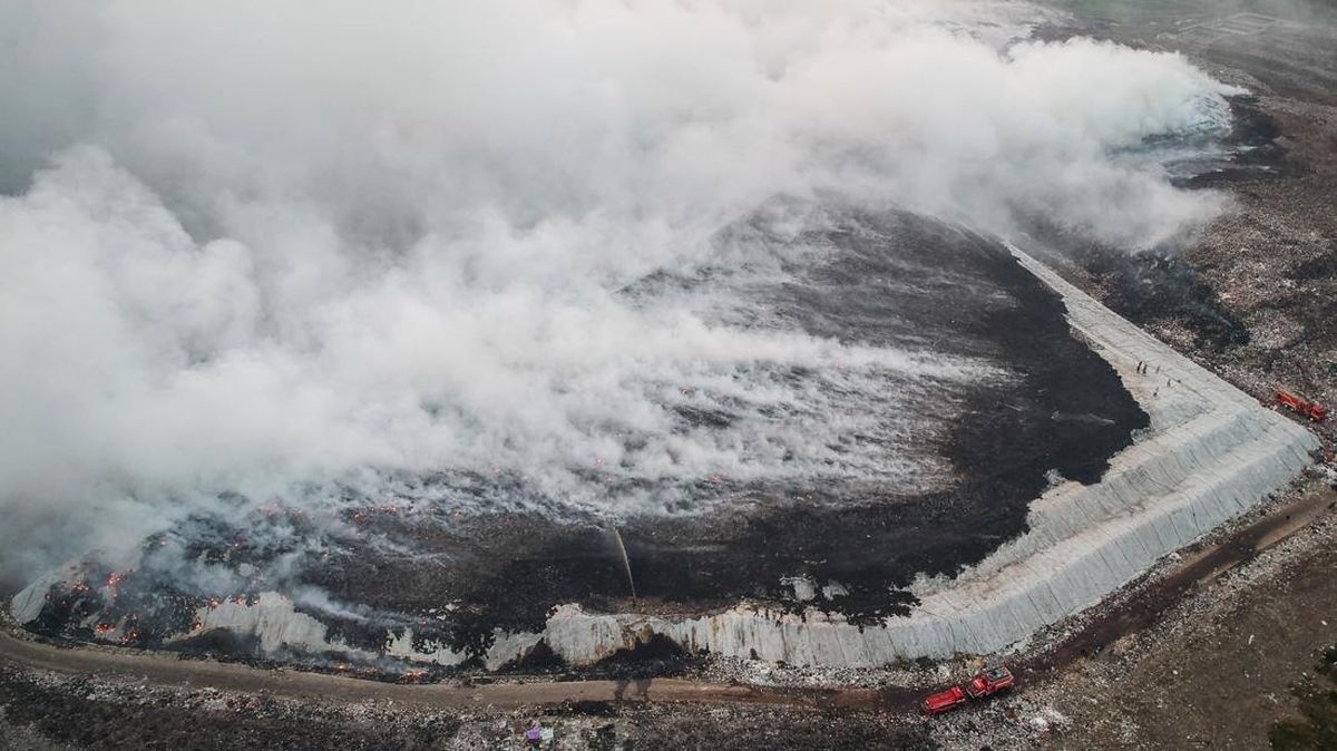 Jatiwaringin Landfill Fire Expands to 15 Hectares, 154 Residents Suffer Respiratory Infections