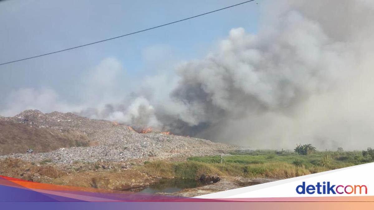 Jatiwaringin Landfill Fire Update: Blaze Still Uncontained, Crews Surrounded by Smoke