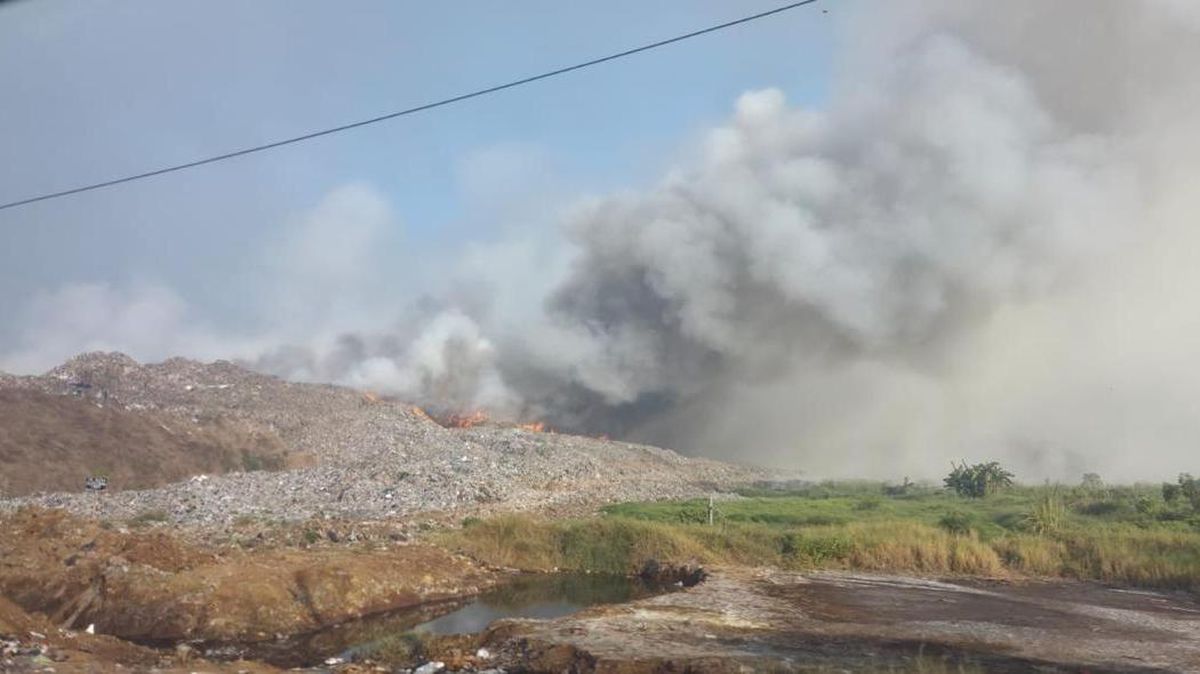 Residents Suffer Breathing Difficulties and Insomnia Following Jatiwaringin Landfill Fire