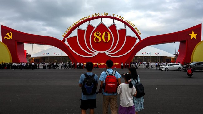 Neighbouring Vietnam Suddenly Rolls Out 'Baby Bonus', Risks Growing Old Before Growing Rich
