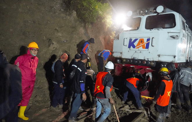 Ombudsman Assesses Flyover as Solution to Prevent Vehicles Obstructing Trains
