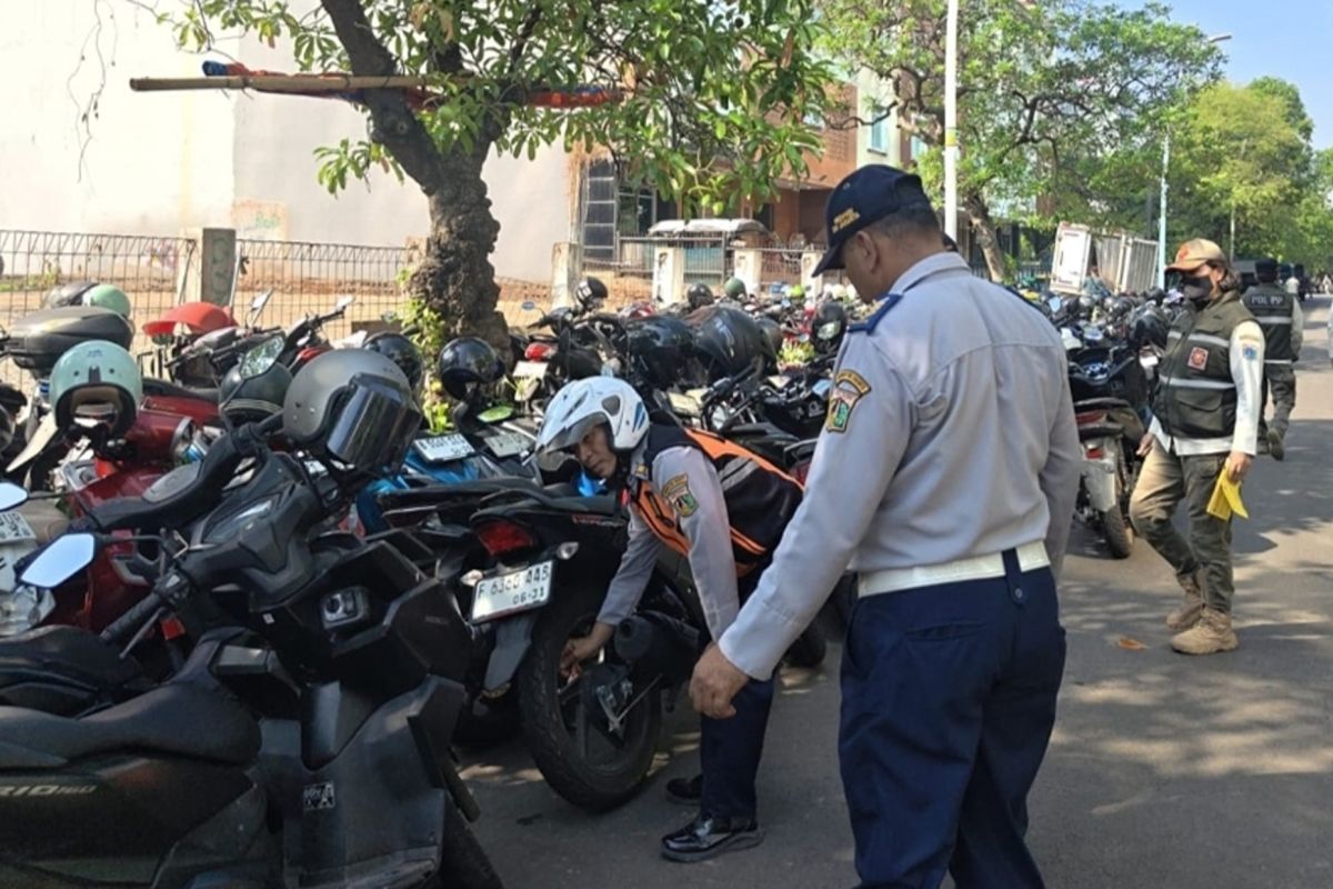 Joint Officers Resume Valve-Core Removal Operations in Kembangan
