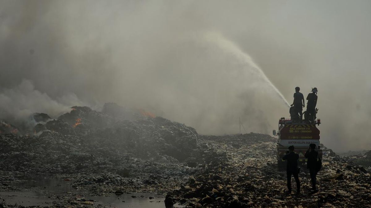 Water Bombing Ineffective as Fire Still Rages at Jatiwaringin Landfill