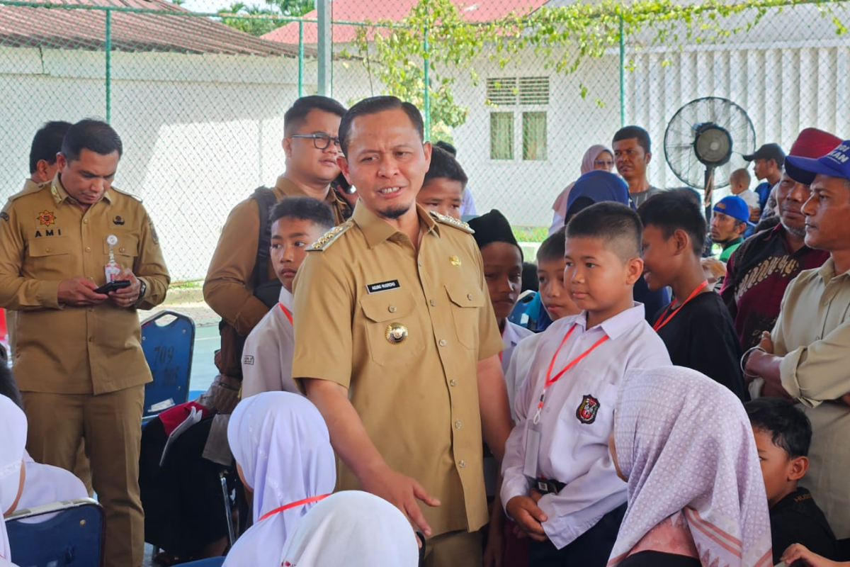Pekanbaru Guarantees Free School Uniforms for Underprivileged Children
