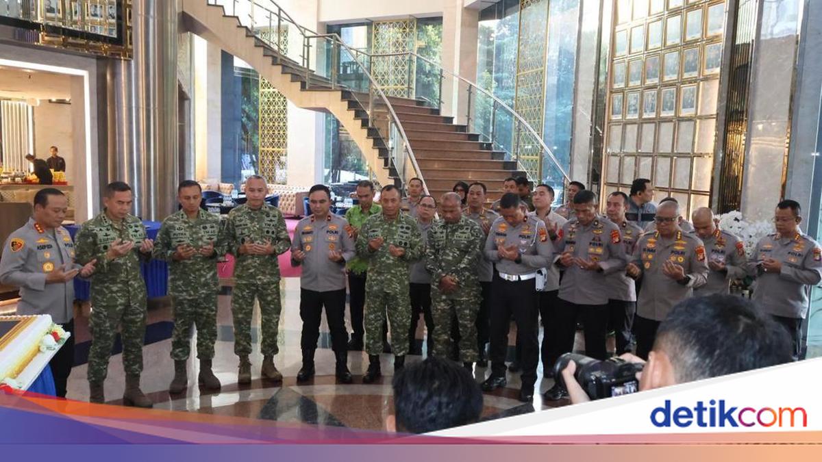 Jakarta Military Commander Visits Metro Police to Celebrate 80th Bhayangkara Day