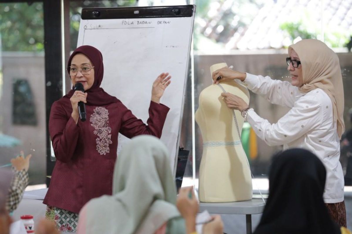 Rustini Muhaimin Equips Islamic Boarding School Students with Sewing Skills