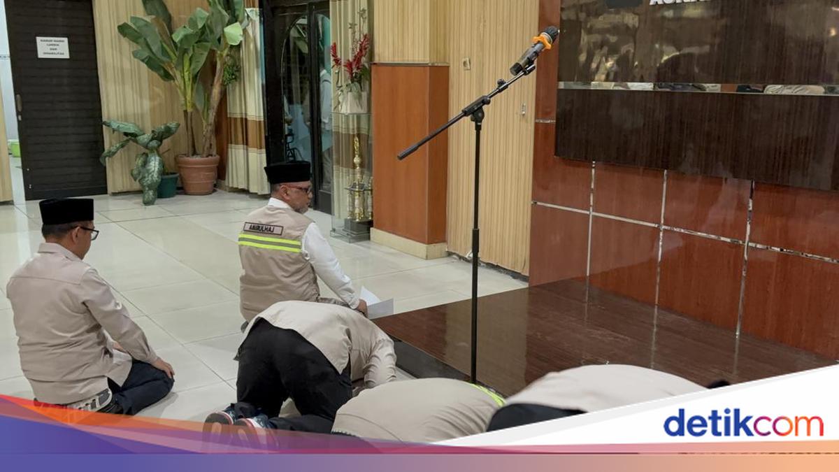 Final Hajj Flight Arrives in Indonesia, Minister Performs Sujud Syukur