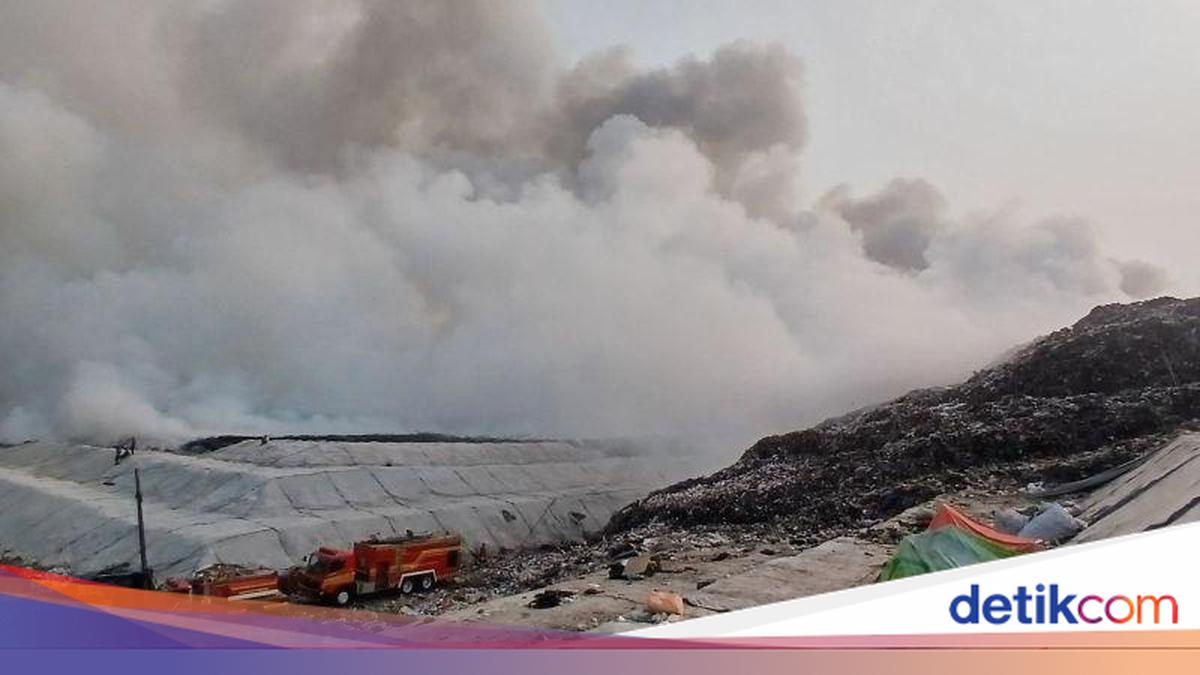 Jatiwaringin Landfill Still Ablaze, Firefighting to Continue on Third Day