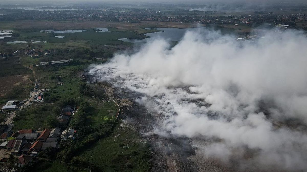 Jatiwaringin Landfill Fire Still Raging on Third Day