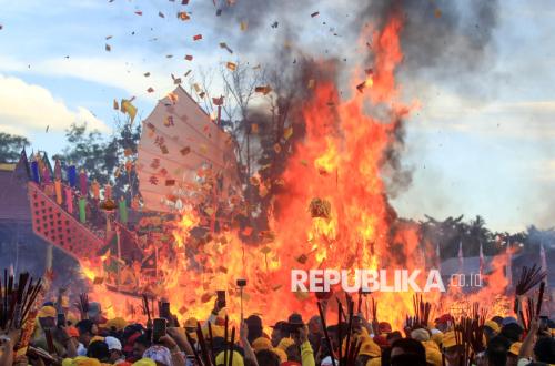 Bakar Tongkang Ritual: Chinese Ancestral Tradition Endures in Bagansiapiapi