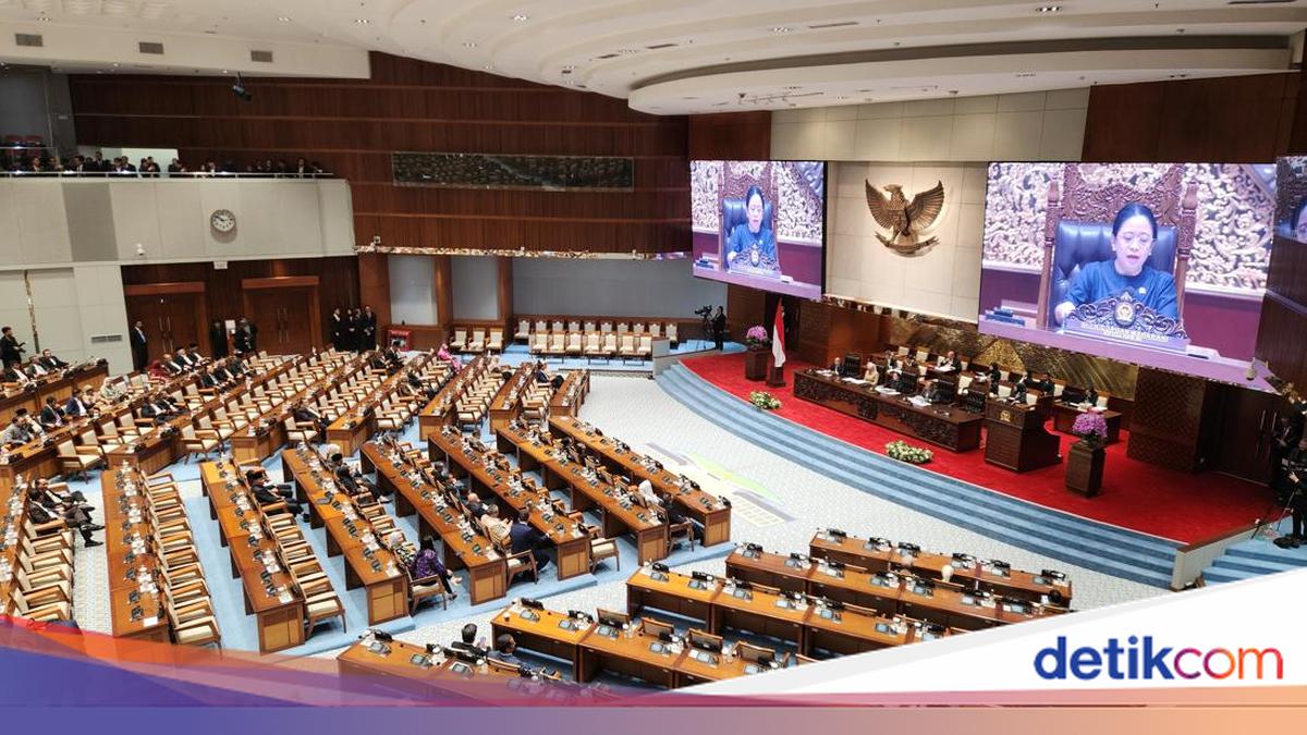 DPR Holds Plenary Session on OJK Supervisory Board Candidates and 2027 State Budget, 298 Members Present