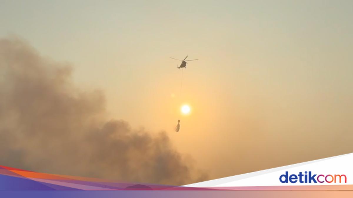 Two Water-Bombing Helicopters Deployed to Extinguish Jatiwaringin Landfill Fire
