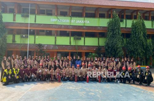 UI Public Health Students Equip Junior High School Pupils with Firefighting Skills